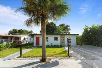 1428 NE 153rd Terrace in North Miami Beach, FL - Building Photo - Building Photo