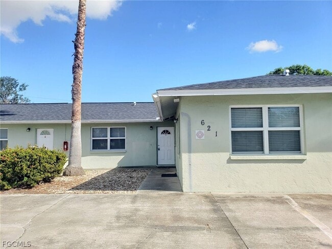 621 SE 13th Pl in Cape Coral, FL - Building Photo - Building Photo