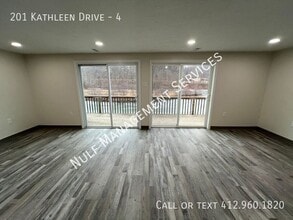 201 Kathleen Dr in New Brighton, PA - Foto de edificio - Building Photo