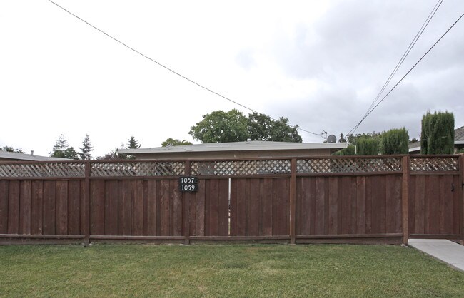 1053-1059 Madison Ave in Redwood City, CA - Foto de edificio - Building Photo