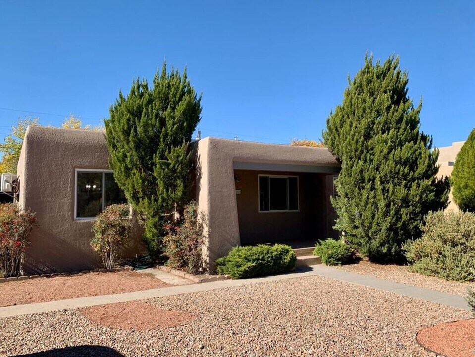 1009 Bryn Mawr Dr NE in Albuquerque, NM - Building Photo