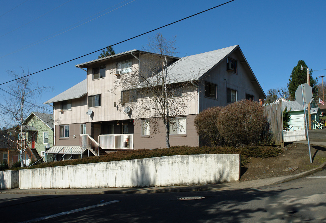 1774 NE Klamath Ave in Roseburg, OR - Building Photo