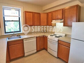 881 Massachusetts Ave in Cambridge, MA - Foto de edificio - Building Photo