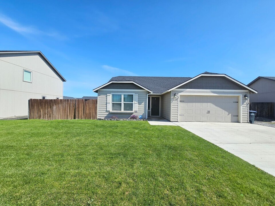 1350 E Landon St in Moses Lake, WA - Building Photo