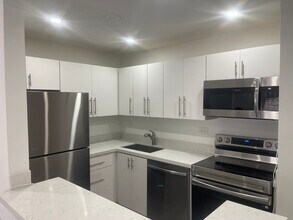 7012 NW 179th St, Unit 210 in Hialeah, FL - Building Photo - Building Photo