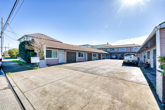 731 9th St in Crescent City, CA - Foto de edificio - Building Photo