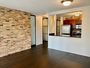 30 E Huron St, Unit 1305 in Chicago, IL - Building Photo - Building Photo