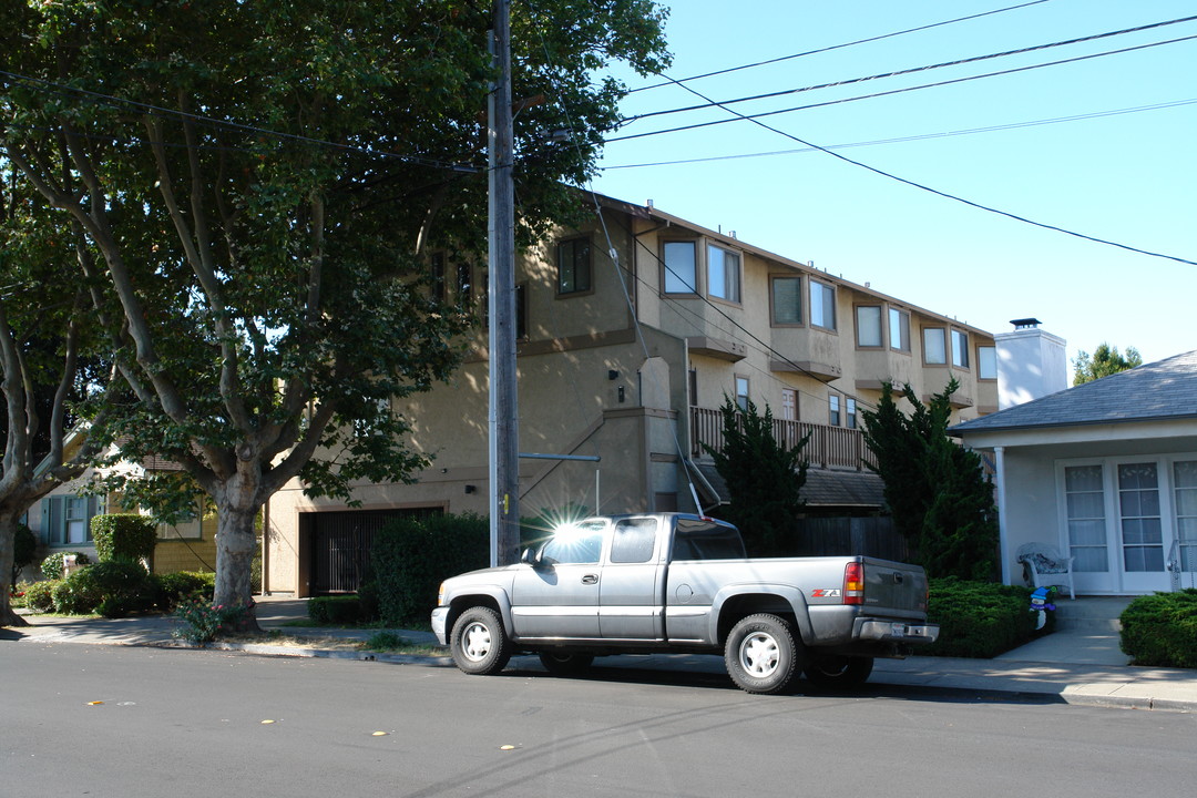 137 Anita Rd in Burlingame, CA - Building Photo