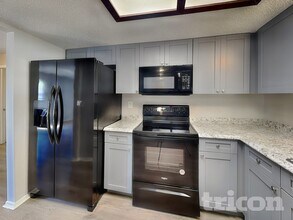 2001 Deborah Dr in Spring Hill, FL - Foto de edificio - Building Photo