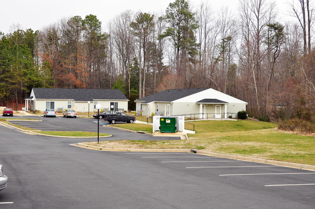 Courthouse Lane Apartments II in Bowling Green, VA - Building Photo - Building Photo