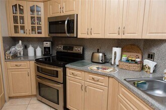 6276 NW 186th St, Unit 215 in Hialeah, FL - Building Photo - Building Photo
