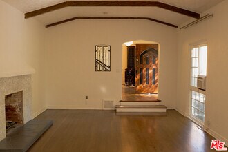 2829 Beachwood Dr in Los Angeles, CA - Building Photo - Building Photo