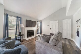 7200 T C Jester Blvd in Houston, TX - Building Photo - Building Photo