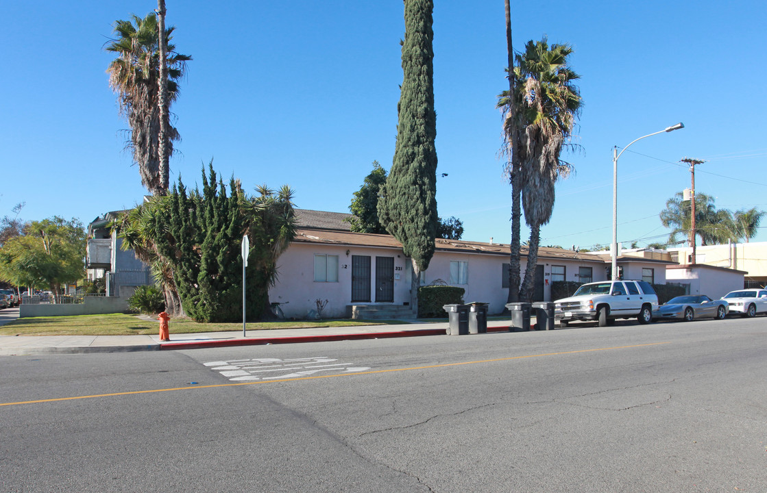 317-323 S Lake St in Burbank, CA - Building Photo