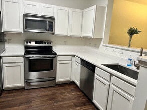 Room in Condo on Donatello Avenue in Charlotte, NC - Foto de edificio - Building Photo