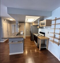 1745 Camino Palmero St, Unit 420 in Los Angeles, CA - Foto de edificio - Building Photo