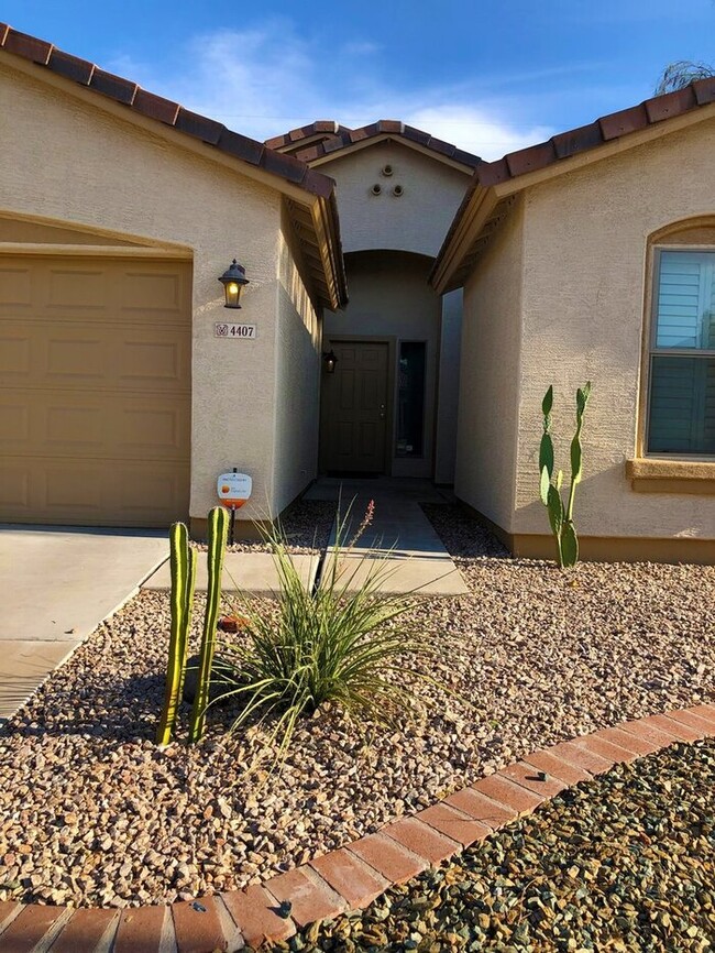 4407 W Donner Dr in Phoenix, AZ - Foto de edificio - Building Photo