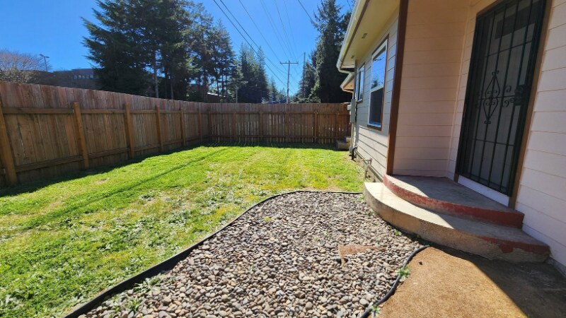 1935 Woodland Dr in Coos Bay, OR - Building Photo