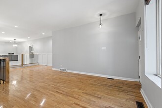 1147 W Taylor St, Unit 1 in Chicago, IL - Building Photo - Building Photo