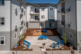 Lake Grove Apartments in Lakewood, WA - Foto de edificio - Building Photo