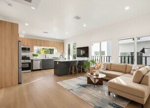 828 N Detroit St in Los Angeles, CA - Foto de edificio - Building Photo