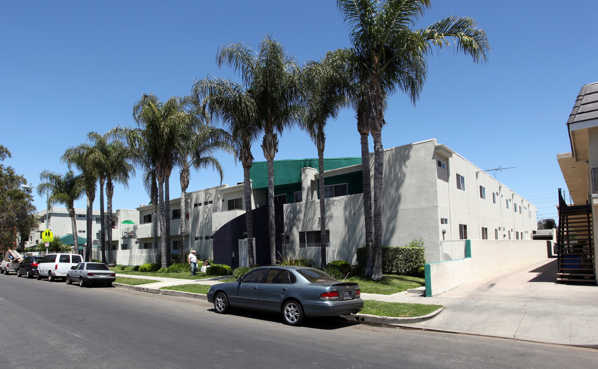 Alabama Court in Canoga Park, CA - Building Photo