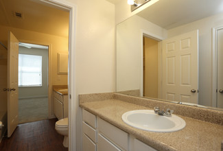 Renaissance Courts Apartments in Denton, TX - Building Photo - Interior Photo