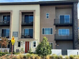 1081 Cadence in Irvine, CA - Building Photo