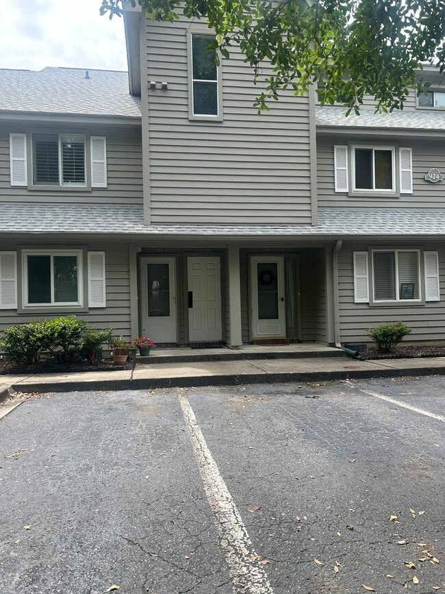 property at 924 Fairwood Lakes Dr