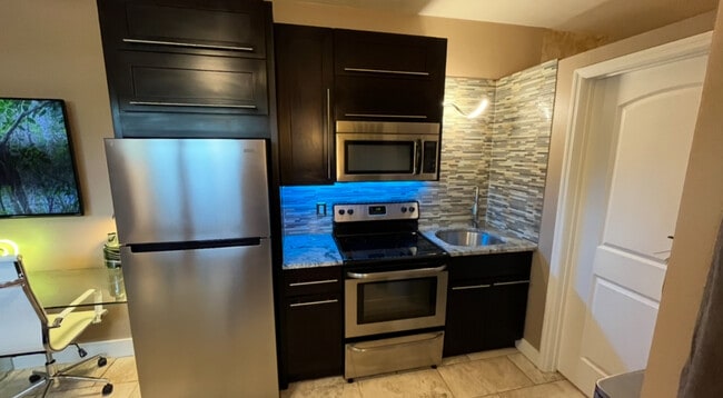 1090 Margaret Dr in Daytona Beach, FL - Building Photo - Building Photo