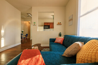 410 E Carson St in San Antonio, TX - Foto de edificio - Building Photo