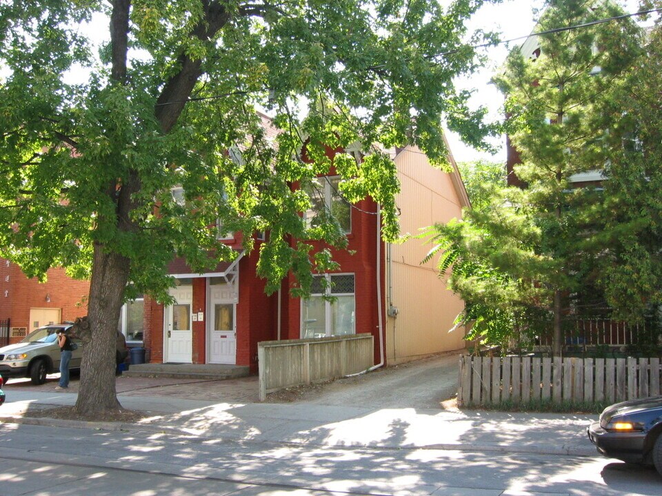 210 Mccaul St in Toronto, ON - Building Photo