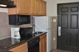 1025 Swanson St-Unit -207 in Houston, TX - Building Photo - Building Photo
