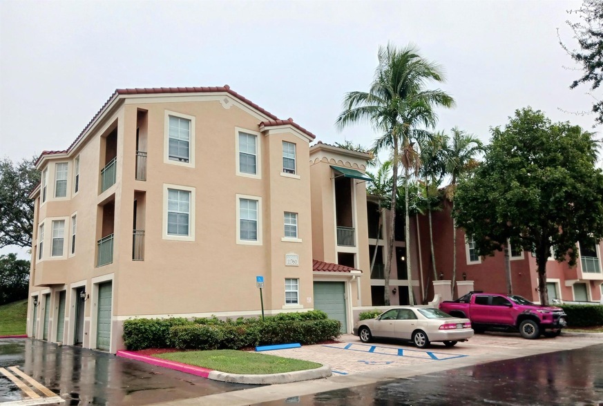 11760 St Andrews Place, Unit 204 in Wellington, FL - Building Photo