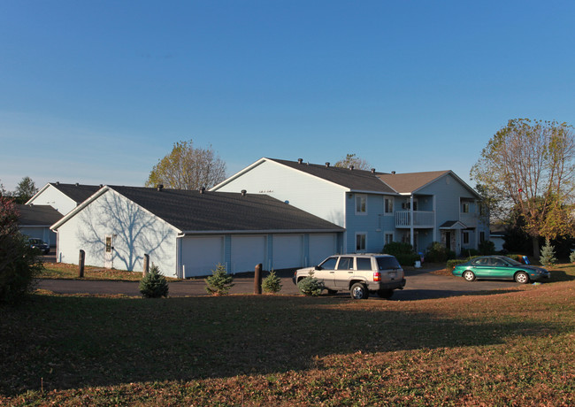 735 Shane Park Cir in Prescott, WI - Foto de edificio - Building Photo