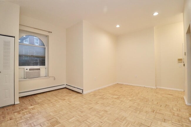 168 Coles St in Jersey City, NJ - Building Photo - Building Photo