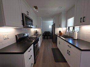 654 W 3rd St in Azusa, CA - Foto de edificio - Building Photo