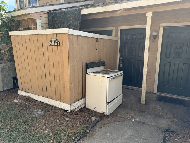 7402 Alabonson Rd in Houston, TX - Foto de edificio - Building Photo