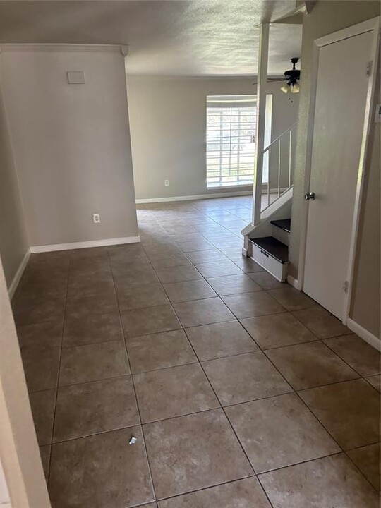 7095 Chasewood Dr in Missouri City, TX - Building Photo
