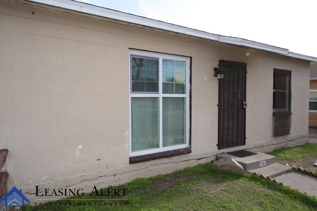 700 S Kalisher St in San Fernando, CA - Building Photo