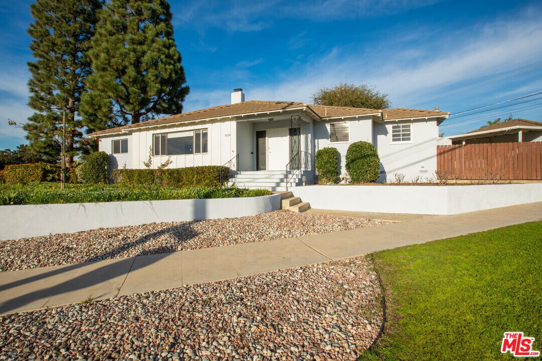 8136 Loyola Blvd in Los Angeles, CA - Building Photo