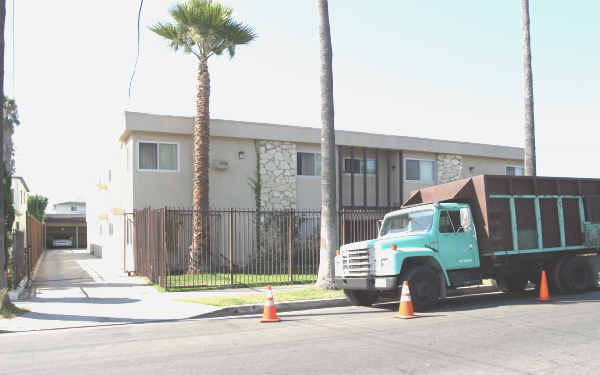 4030 W 104th St in Inglewood, CA - Building Photo