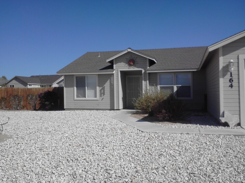 164 Prairie Ln in Fernley, NV - Foto de edificio