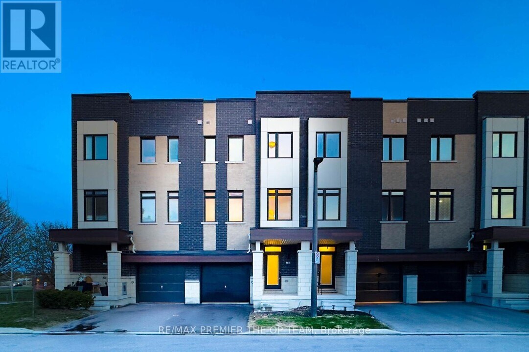 964 Kicking Horse Path in Oshawa, ON - Building Photo