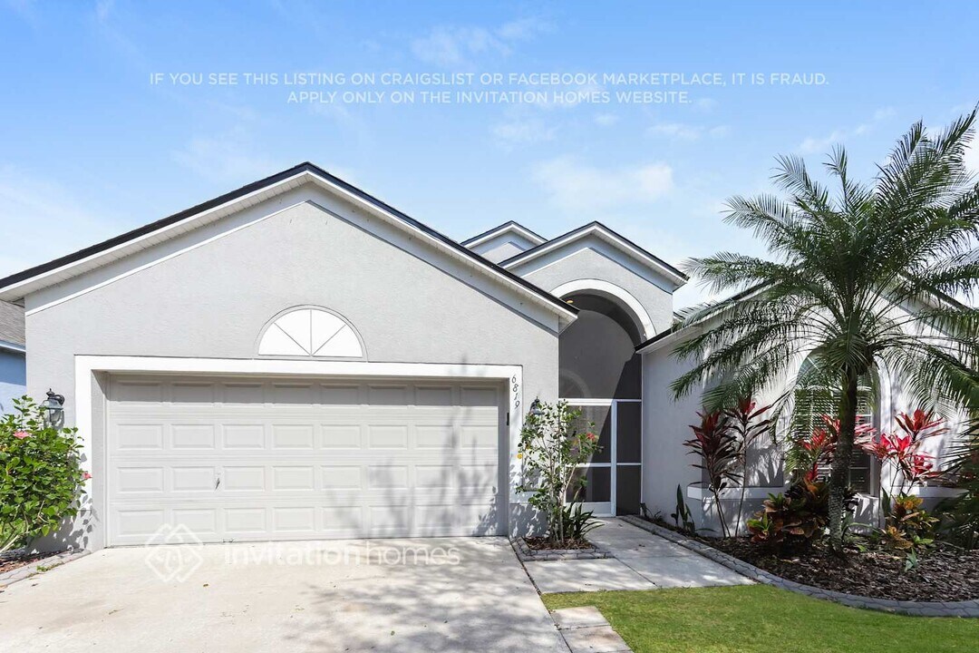 6819 Monarch Park Dr in Apollo Beach, FL - Building Photo