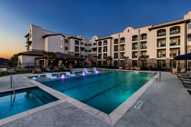 62+ Active Adult Living - Arista Riverstone in Sugar Land, TX - Foto de edificio - Building Photo