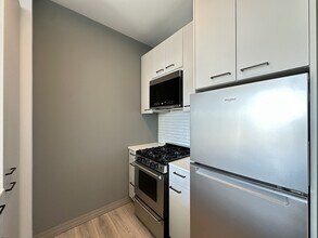 2155 N Elston Ave in Chicago, IL - Foto de edificio - Building Photo