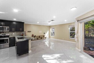6384 Adriatic Way in Greenacres, FL - Foto de edificio - Building Photo