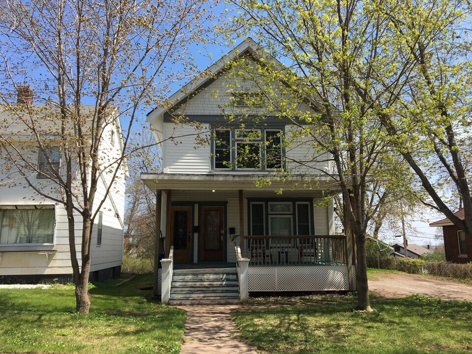 1116 N Central Ave in Duluth, MN - Building Photo