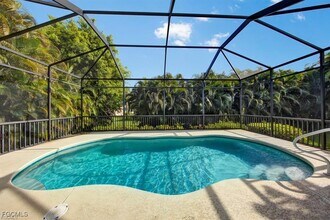 8766 Tropical Ct in Ft. Myers, FL - Foto de edificio - Building Photo